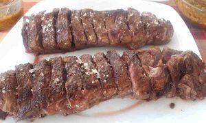 Entraña de vaca a la brasa: sabor intenso, jugosidad y carácter