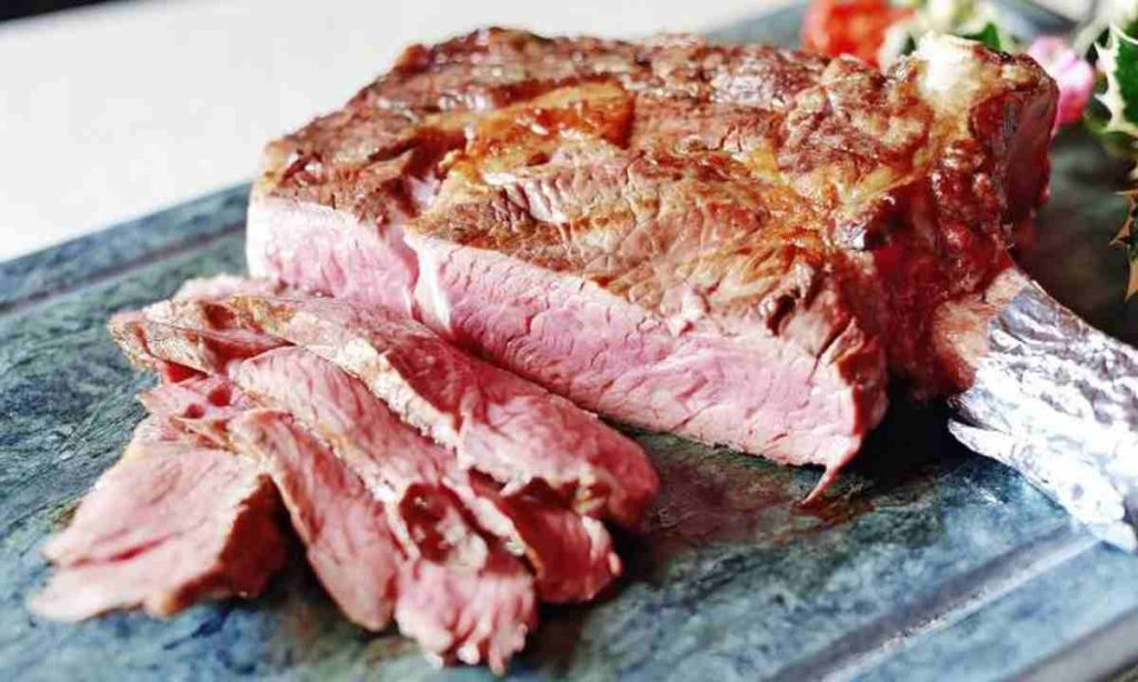 las ventajas de cocinar carne en piedra